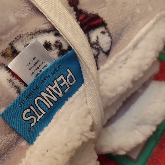 Peanuts Festive Blanket - Cream and Black - Picture 3 of 7